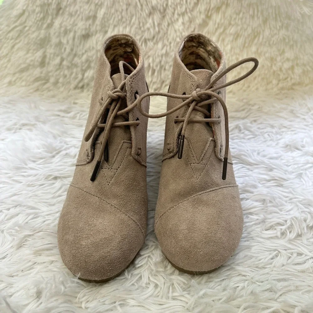 Toms Women's Desert Wedge Booties Taupe Suede Lace Up Size 8